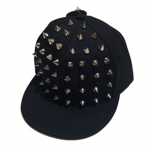 כובע ניטים לראפר