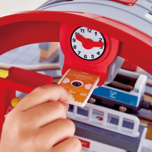 משחק עולם התחבורה של HAPE ילד מכניס כרטיס לשעון