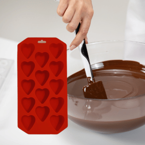 תבנית סיליקון אדומה להכנת 14 פרלינים בצורת לב