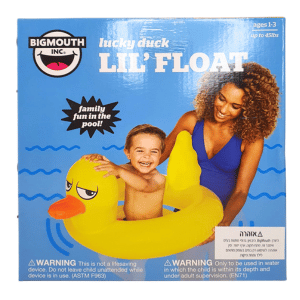 אמא ובן בבריכה, פעוט בתוך גלגל ים בצורת ברווז צהוב