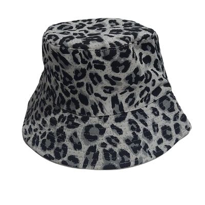 כובע מנומר שחור לבן