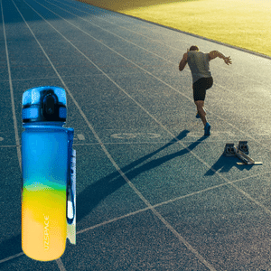 אצן על מגרש ולידו בקבוק רב פעמי של ION בצבעים כחול-צהוב