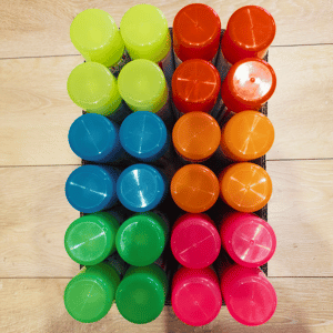 מבט מעל על פקקים וצבעים של ספריי חוטים צבעוני