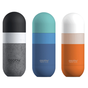 שלושה בקבוקים טרמיים שומרי חום וקור סגורים בצורת קפסולה