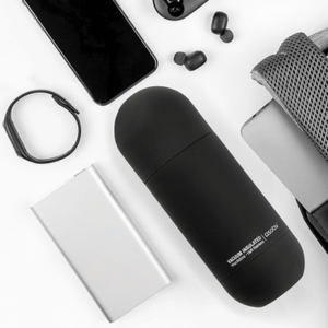 בקבוק טרמי בעיצוב מודרני מינימליסטי שחור