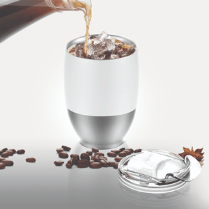 כוס תרמית לבנה למשקאות קרים וגם לחמים, מזיגה של משקה קר לתוך הכוס