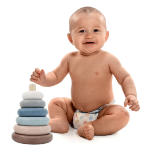 תינוק משחק במגדל קוביות מעץ בגוונים של כחול