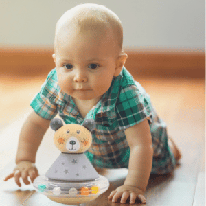 תינוק משחק ברעשן נחום תקום מעץ