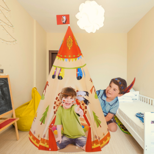 ילדים משחקים באהל טיפי אינדיאני